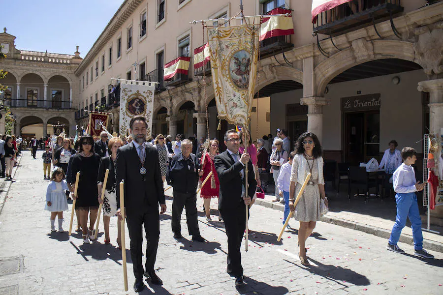 Guadix celebró la festividad del Corpus este domingo. La procesión contó con la presencia de numeroras representaciones de hermandades y cofradías, de niños y niñas de primera comunión y de los seises de la catedral de Guadix. 