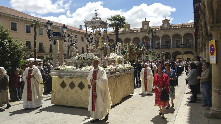 Guadix celebró la festividad del Corpus este domingo. La procesión contó con la presencia de numeroras representaciones de hermandades y cofradías, de niños y niñas de primera comunión y de los seises de la catedral de Guadix. 