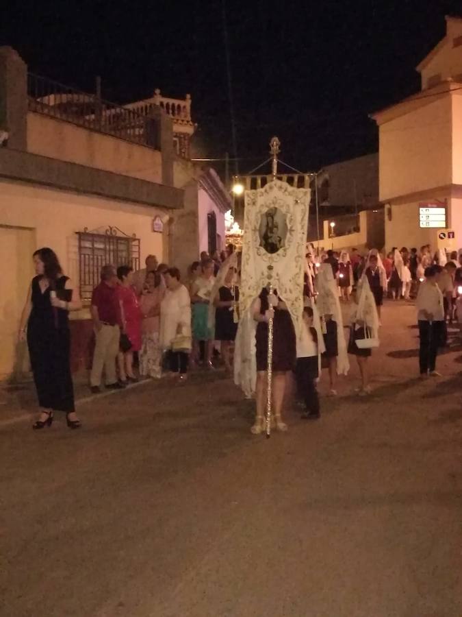 La localidad de Benalúa vivió con intensidad la celebración de la festividad de su patrona, la Virgen del Carmen. Miles de vecinos y vecinas participaron en la procesión de la patrona que recorrió las principales calles de la localidad. La afluencia fue masiva, tanto en las filas que iluminaban el camino de la imagen como de público. 