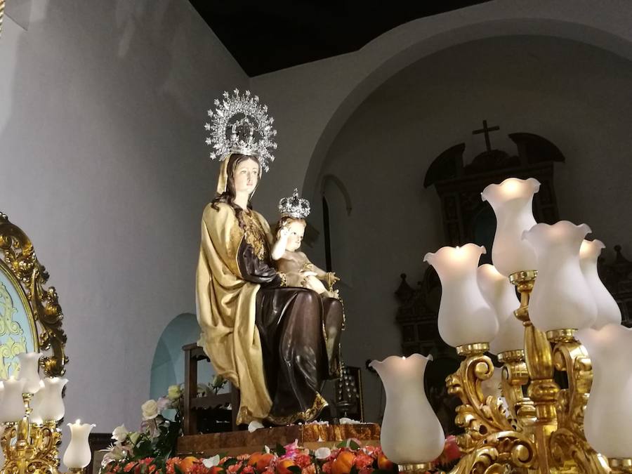 La localidad de Benalúa vivió con intensidad la celebración de la festividad de su patrona, la Virgen del Carmen. Miles de vecinos y vecinas participaron en la procesión de la patrona que recorrió las principales calles de la localidad. La afluencia fue masiva, tanto en las filas que iluminaban el camino de la imagen como de público. 