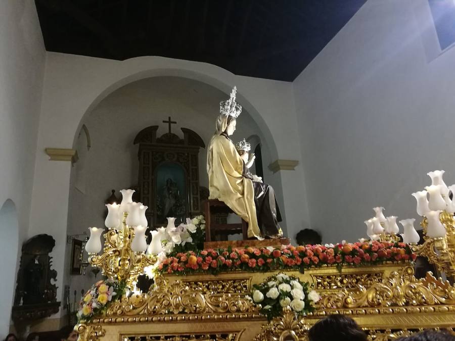 La localidad de Benalúa vivió con intensidad la celebración de la festividad de su patrona, la Virgen del Carmen. Miles de vecinos y vecinas participaron en la procesión de la patrona que recorrió las principales calles de la localidad. La afluencia fue masiva, tanto en las filas que iluminaban el camino de la imagen como de público. 