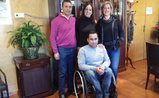 Joaquín Álvarez junto a las alcaldesa de Bácor y de Guadix y el concejal de Deportes. 
