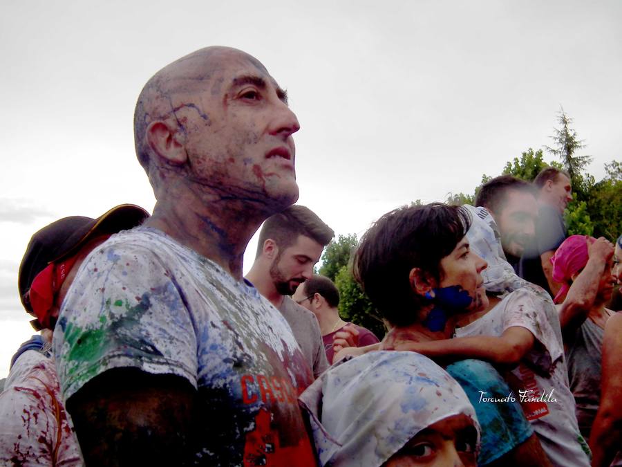 Ni el fresquito más que otoñal de la tarde ni la amenaza de lluvia (que incluso se ha hecho presente en algunos tramos de la carrera) ha podido este domingo con las ganas de Cascamorras que tenía Guadix. La ciudad y los muchos visitantes que cada año se animan a disfrutar de la fiesta (cada año más, algunos de lugares tan lejanos como Australia) se han volcado con José Heras, el joven accitano encargado de encarnar este año la figura del Cascamorras.
