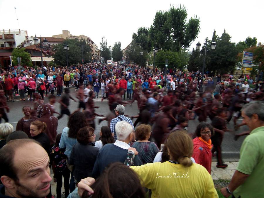 Ni el fresquito más que otoñal de la tarde ni la amenaza de lluvia (que incluso se ha hecho presente en algunos tramos de la carrera) ha podido este domingo con las ganas de Cascamorras que tenía Guadix. La ciudad y los muchos visitantes que cada año se animan a disfrutar de la fiesta (cada año más, algunos de lugares tan lejanos como Australia) se han volcado con José Heras, el joven accitano encargado de encarnar este año la figura del Cascamorras.