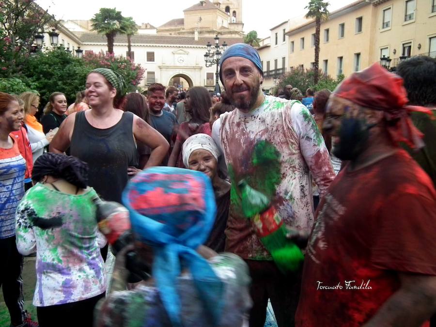 Ni el fresquito más que otoñal de la tarde ni la amenaza de lluvia (que incluso se ha hecho presente en algunos tramos de la carrera) ha podido este domingo con las ganas de Cascamorras que tenía Guadix. La ciudad y los muchos visitantes que cada año se animan a disfrutar de la fiesta (cada año más, algunos de lugares tan lejanos como Australia) se han volcado con José Heras, el joven accitano encargado de encarnar este año la figura del Cascamorras.