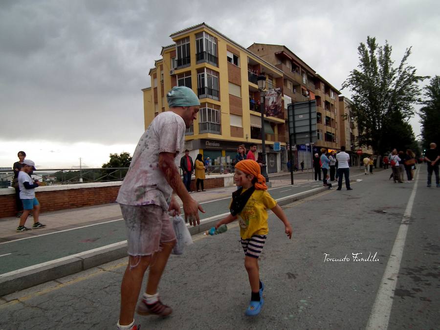 Ni el fresquito más que otoñal de la tarde ni la amenaza de lluvia (que incluso se ha hecho presente en algunos tramos de la carrera) ha podido este domingo con las ganas de Cascamorras que tenía Guadix. La ciudad y los muchos visitantes que cada año se animan a disfrutar de la fiesta (cada año más, algunos de lugares tan lejanos como Australia) se han volcado con José Heras, el joven accitano encargado de encarnar este año la figura del Cascamorras.