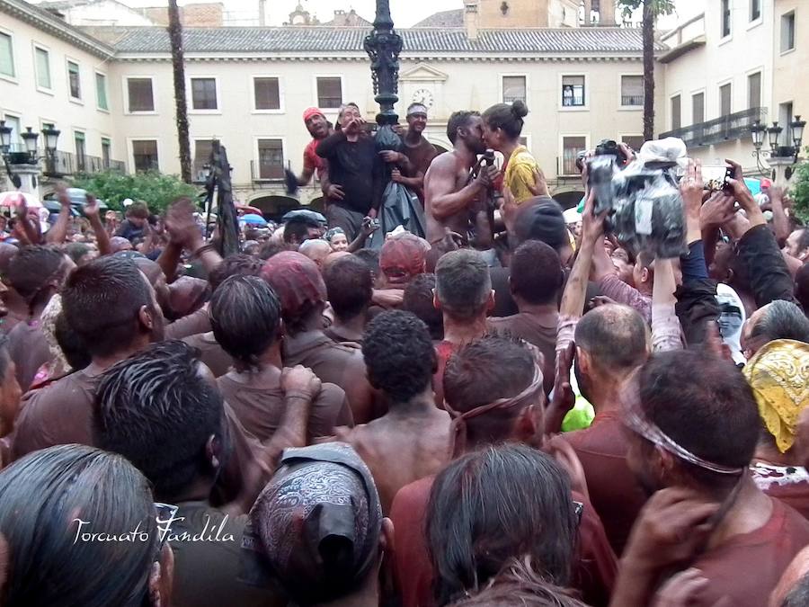 Ni el fresquito más que otoñal de la tarde ni la amenaza de lluvia (que incluso se ha hecho presente en algunos tramos de la carrera) ha podido este domingo con las ganas de Cascamorras que tenía Guadix. La ciudad y los muchos visitantes que cada año se animan a disfrutar de la fiesta (cada año más, algunos de lugares tan lejanos como Australia) se han volcado con José Heras, el joven accitano encargado de encarnar este año la figura del Cascamorras.