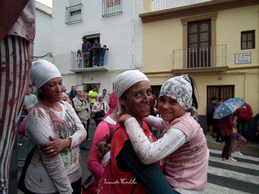 Ni el fresquito más que otoñal de la tarde ni la amenaza de lluvia (que incluso se ha hecho presente en algunos tramos de la carrera) ha podido este domingo con las ganas de Cascamorras que tenía Guadix. La ciudad y los muchos visitantes que cada año se animan a disfrutar de la fiesta (cada año más, algunos de lugares tan lejanos como Australia) se han volcado con José Heras, el joven accitano encargado de encarnar este año la figura del Cascamorras.
