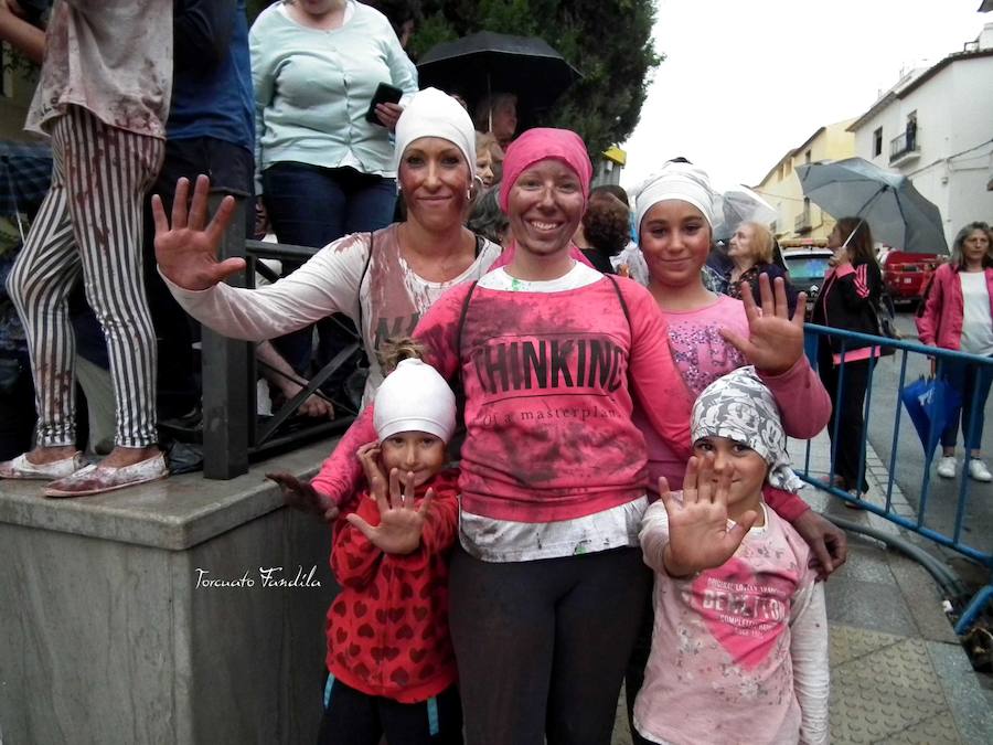 Ni el fresquito más que otoñal de la tarde ni la amenaza de lluvia (que incluso se ha hecho presente en algunos tramos de la carrera) ha podido este domingo con las ganas de Cascamorras que tenía Guadix. La ciudad y los muchos visitantes que cada año se animan a disfrutar de la fiesta (cada año más, algunos de lugares tan lejanos como Australia) se han volcado con José Heras, el joven accitano encargado de encarnar este año la figura del Cascamorras.