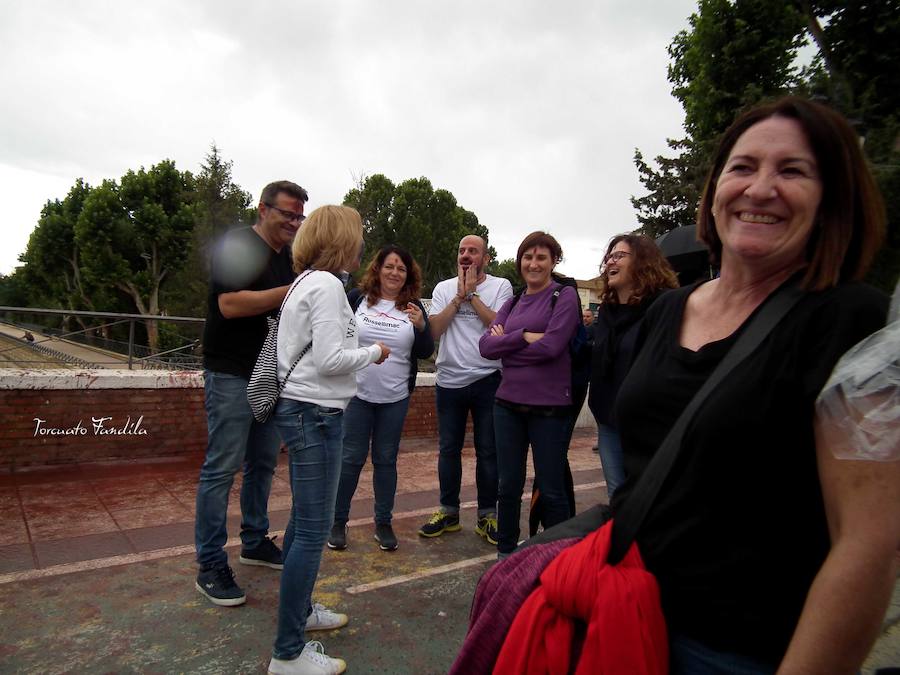Ni el fresquito más que otoñal de la tarde ni la amenaza de lluvia (que incluso se ha hecho presente en algunos tramos de la carrera) ha podido este domingo con las ganas de Cascamorras que tenía Guadix. La ciudad y los muchos visitantes que cada año se animan a disfrutar de la fiesta (cada año más, algunos de lugares tan lejanos como Australia) se han volcado con José Heras, el joven accitano encargado de encarnar este año la figura del Cascamorras.