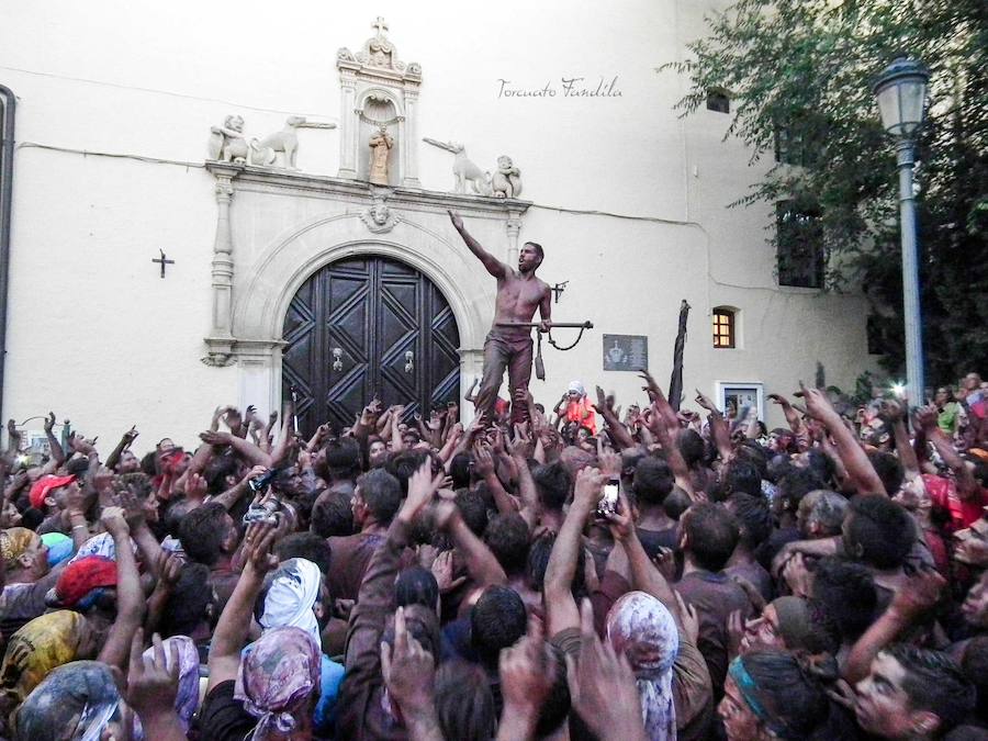 Ni el fresquito más que otoñal de la tarde ni la amenaza de lluvia (que incluso se ha hecho presente en algunos tramos de la carrera) ha podido este domingo con las ganas de Cascamorras que tenía Guadix. La ciudad y los muchos visitantes que cada año se animan a disfrutar de la fiesta (cada año más, algunos de lugares tan lejanos como Australia) se han volcado con José Heras, el joven accitano encargado de encarnar este año la figura del Cascamorras.