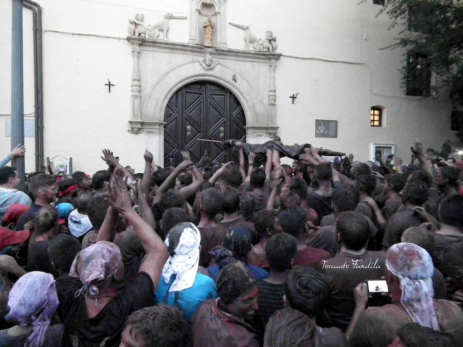 Ni el fresquito más que otoñal de la tarde ni la amenaza de lluvia (que incluso se ha hecho presente en algunos tramos de la carrera) ha podido este domingo con las ganas de Cascamorras que tenía Guadix. La ciudad y los muchos visitantes que cada año se animan a disfrutar de la fiesta (cada año más, algunos de lugares tan lejanos como Australia) se han volcado con José Heras, el joven accitano encargado de encarnar este año la figura del Cascamorras.