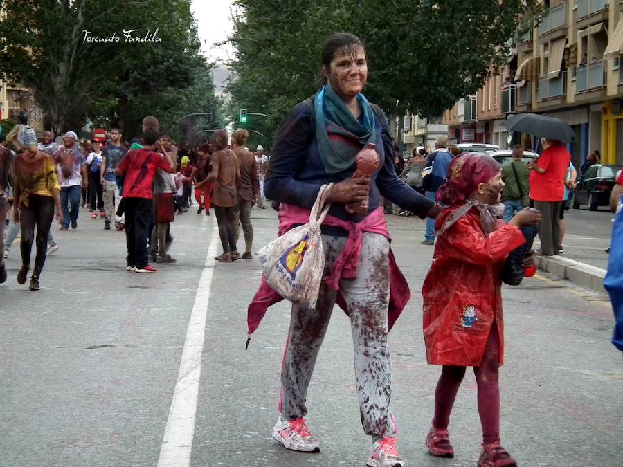 Ni el fresquito más que otoñal de la tarde ni la amenaza de lluvia (que incluso se ha hecho presente en algunos tramos de la carrera) ha podido este domingo con las ganas de Cascamorras que tenía Guadix. La ciudad y los muchos visitantes que cada año se animan a disfrutar de la fiesta (cada año más, algunos de lugares tan lejanos como Australia) se han volcado con José Heras, el joven accitano encargado de encarnar este año la figura del Cascamorras.