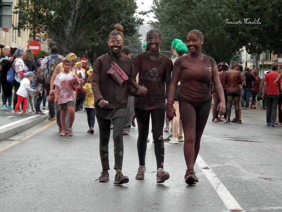 Ni el fresquito más que otoñal de la tarde ni la amenaza de lluvia (que incluso se ha hecho presente en algunos tramos de la carrera) ha podido este domingo con las ganas de Cascamorras que tenía Guadix. La ciudad y los muchos visitantes que cada año se animan a disfrutar de la fiesta (cada año más, algunos de lugares tan lejanos como Australia) se han volcado con José Heras, el joven accitano encargado de encarnar este año la figura del Cascamorras.