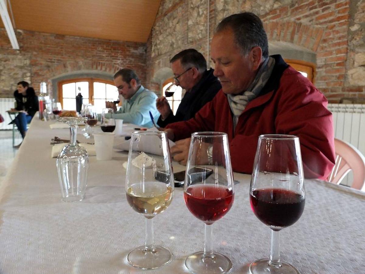 La localidad celebra una cata-concurso de vino del país entre los productores locales