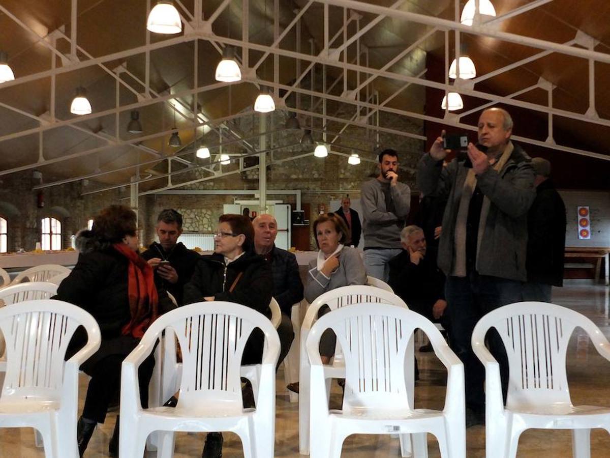 La localidad celebra una cata-concurso de vino del país entre los productores locales