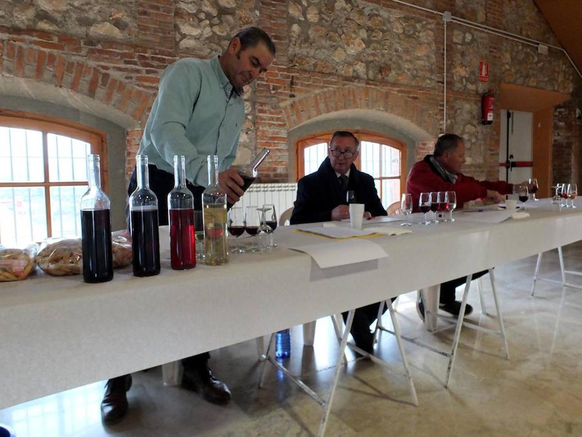 La localidad celebra una cata-concurso de vino del país entre los productores locales