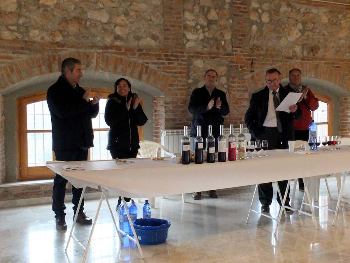 La localidad celebra una cata-concurso de vino del país entre los productores locales
