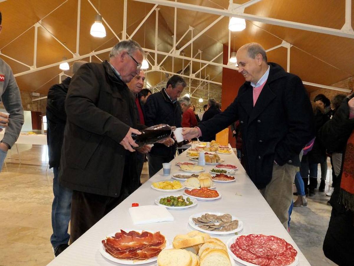 La localidad celebra una cata-concurso de vino del país entre los productores locales