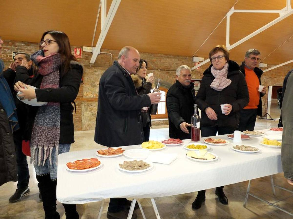 La localidad celebra una cata-concurso de vino del país entre los productores locales