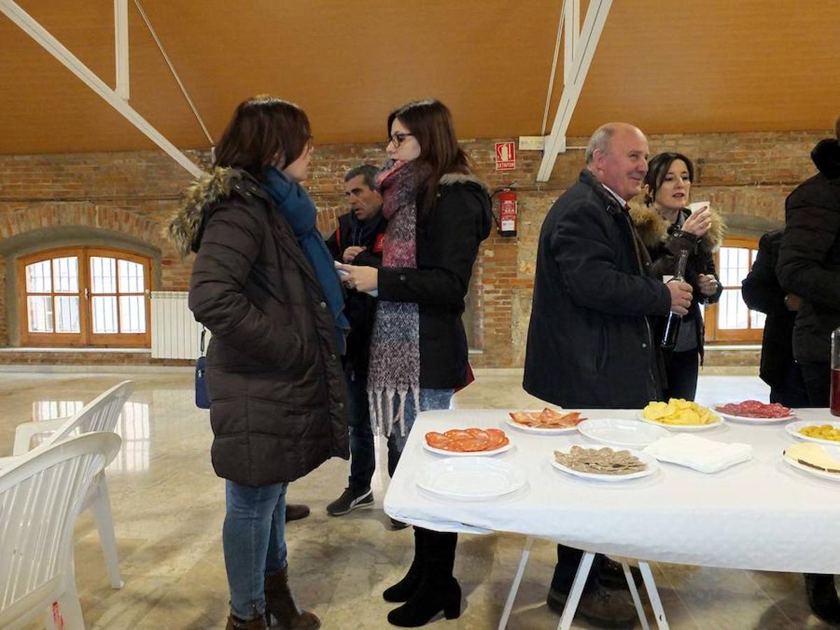 La localidad celebra una cata-concurso de vino del país entre los productores locales