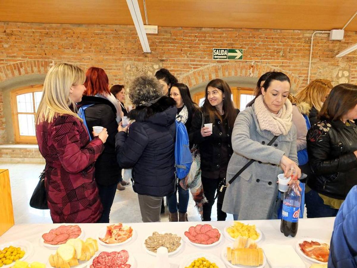 La localidad celebra una cata-concurso de vino del país entre los productores locales
