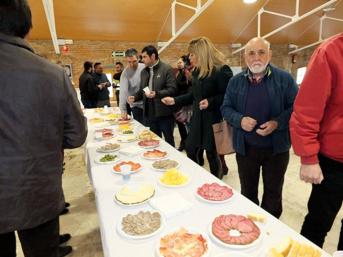La localidad celebra una cata-concurso de vino del país entre los productores locales