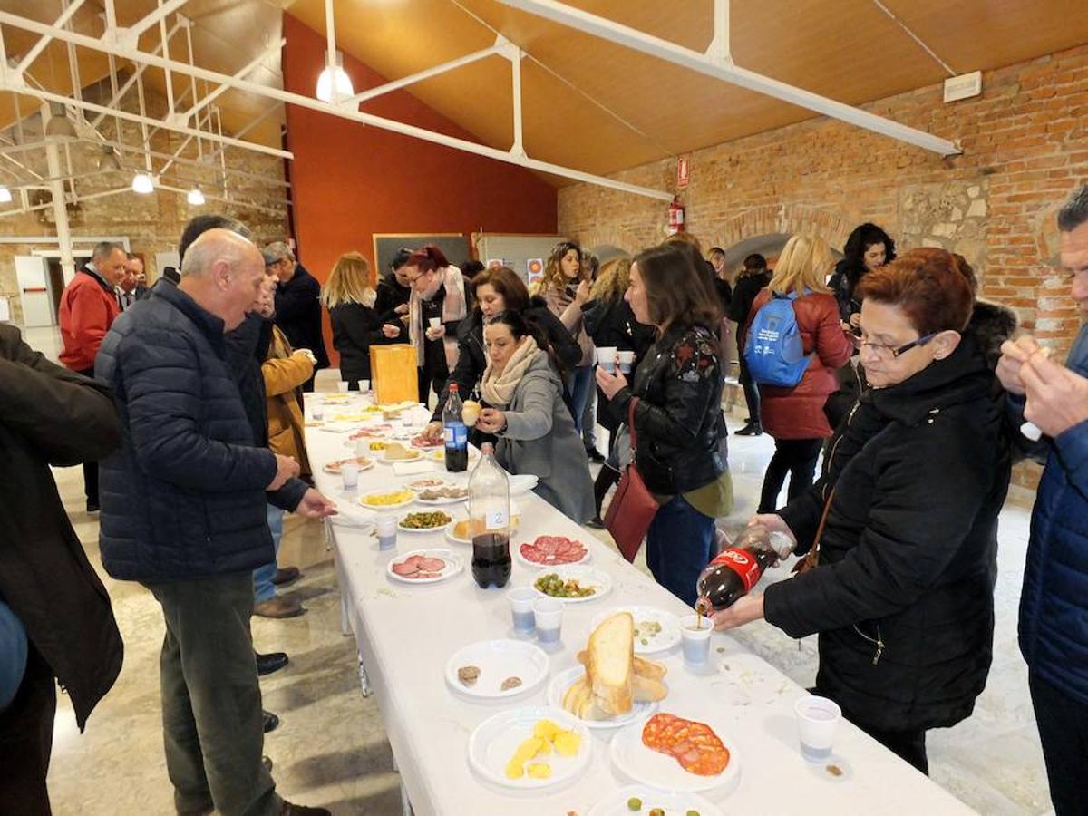La localidad celebra una cata-concurso de vino del país entre los productores locales
