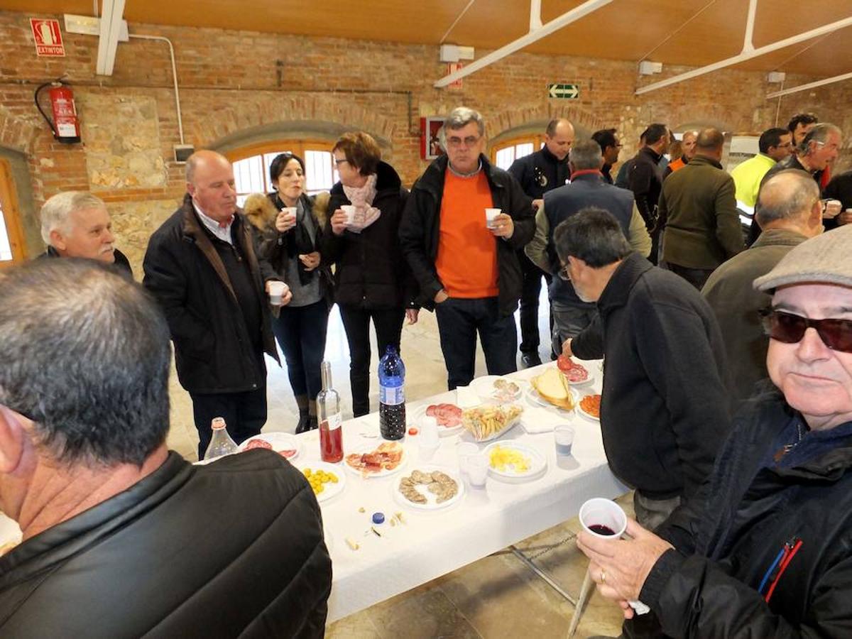 La localidad celebra una cata-concurso de vino del país entre los productores locales