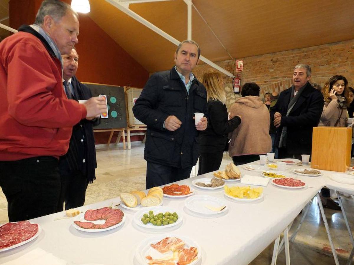 La localidad celebra una cata-concurso de vino del país entre los productores locales