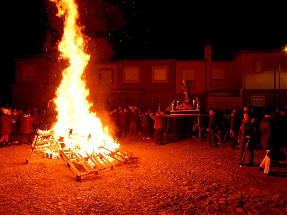 Guadix celebra la tradicional fiesta del patrón de los animales con el encendido de las luminarias. La llegada de San Antón a su ermita supuso el comienzo del encendido de las lumbres. 