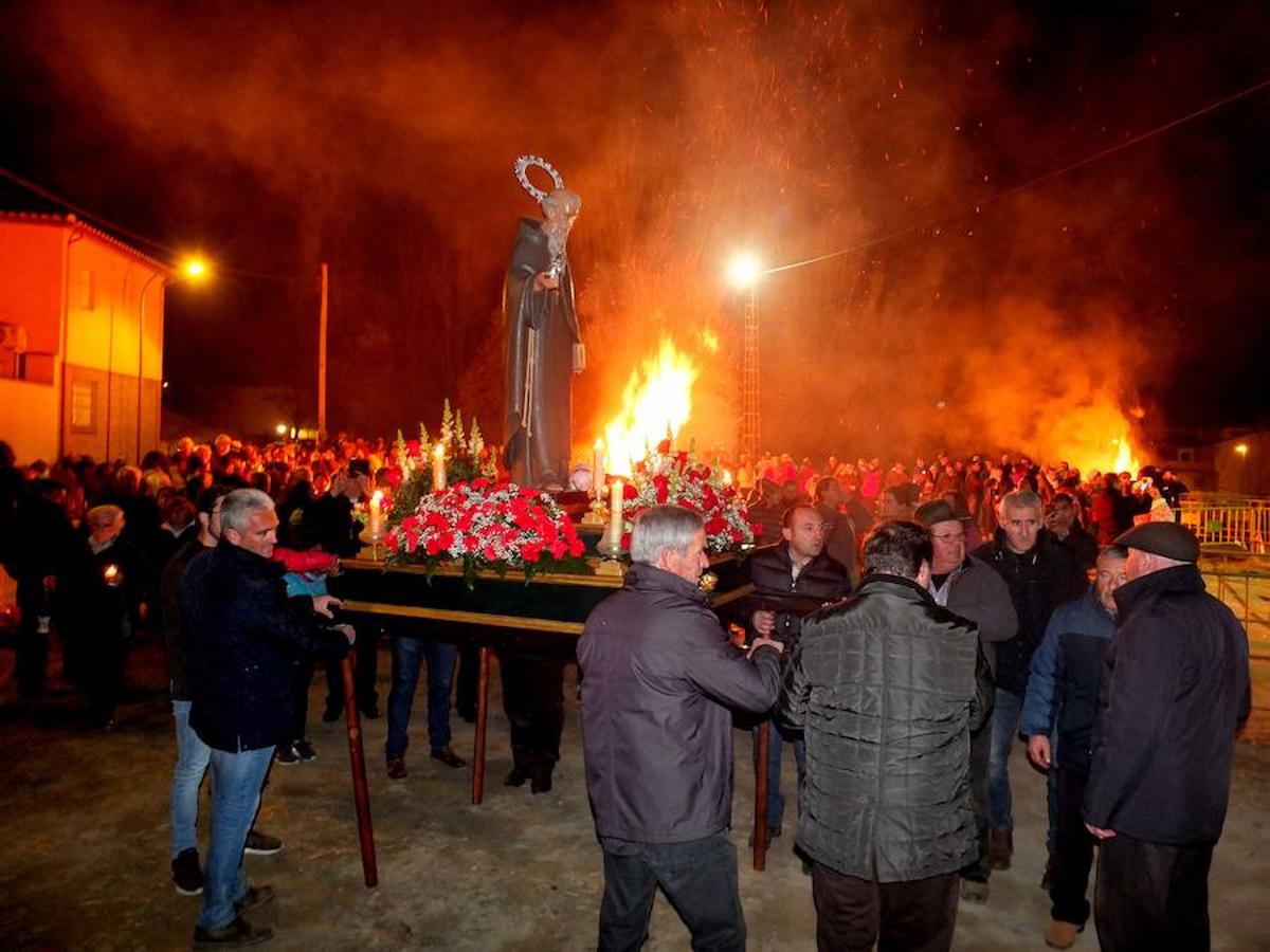 Guadix celebra la tradicional fiesta del patrón de los animales con el encendido de las luminarias. La llegada de San Antón a su ermita supuso el comienzo del encendido de las lumbres. 