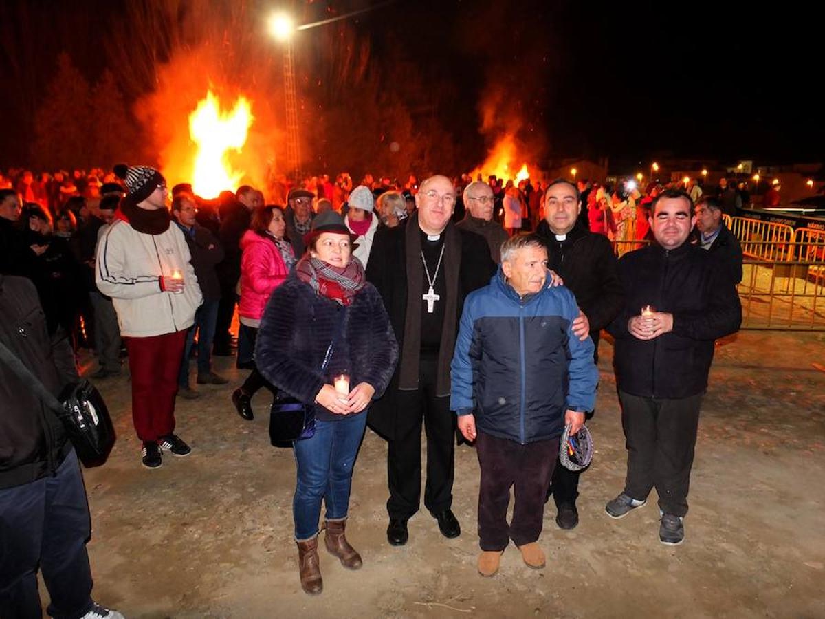 Guadix celebra la tradicional fiesta del patrón de los animales con el encendido de las luminarias. La llegada de San Antón a su ermita supuso el comienzo del encendido de las lumbres. 