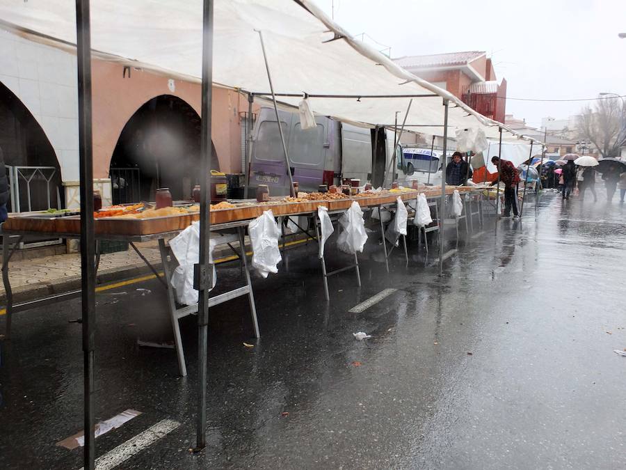 La tradicional romería a la ermita de San Antón quedó pasada por agua este domingo. No obstante el santo bendijo a los animales que llegaron al lugar. Quienes se acercaron a la era en la que se encuentra la ermita puideron, al menos, componer la tradicional cuña de San Antón con los productos típicos de la época.