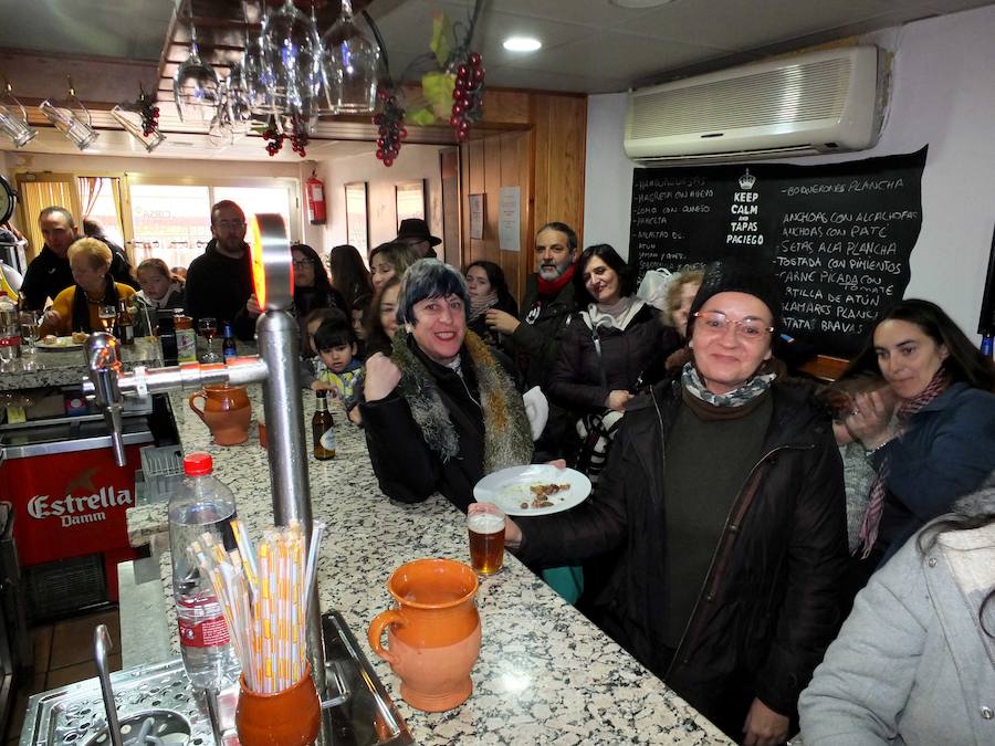 La tradicional romería a la ermita de San Antón quedó pasada por agua este domingo. No obstante el santo bendijo a los animales que llegaron al lugar. Quienes se acercaron a la era en la que se encuentra la ermita puideron, al menos, componer la tradicional cuña de San Antón con los productos típicos de la época.