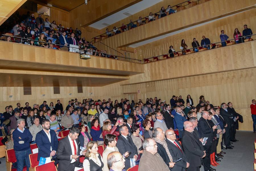 El teatro Mira de Amescua acogió la presentación del monumento que la ciudad de Guadix pretende levantar en honor a su patrón. 