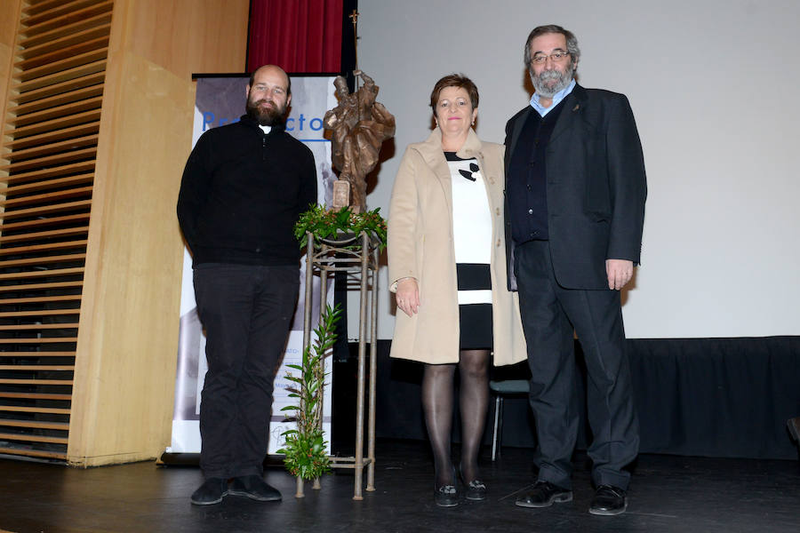 El teatro Mira de Amescua acogió la presentación del monumento que la ciudad de Guadix pretende levantar en honor a su patrón. 