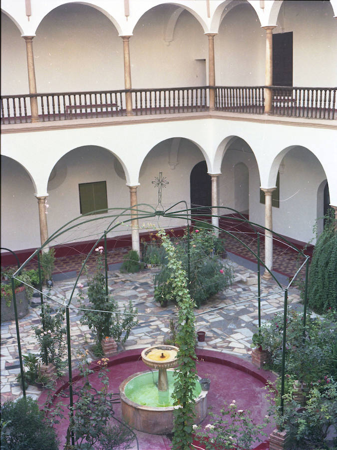 El convento de clausura de Santiago cierra por el traslado de sus cuatro monjas a Valladolidad. Las religiosas esperan volver.
