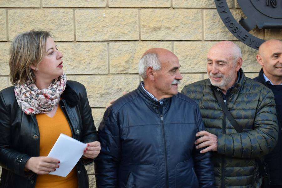 Familiares, amigos, familias compuesta por miembros de diferentes generaciones que han ido pasando por las instalaciones deportivas municipales, corporativos… Todos se han volcado esta tarde con Pepe Poyatos, trabajador municipal a cargo de las instalaciones deportivas municipales durante años que desde hoy da nombre al municipal accitano. 