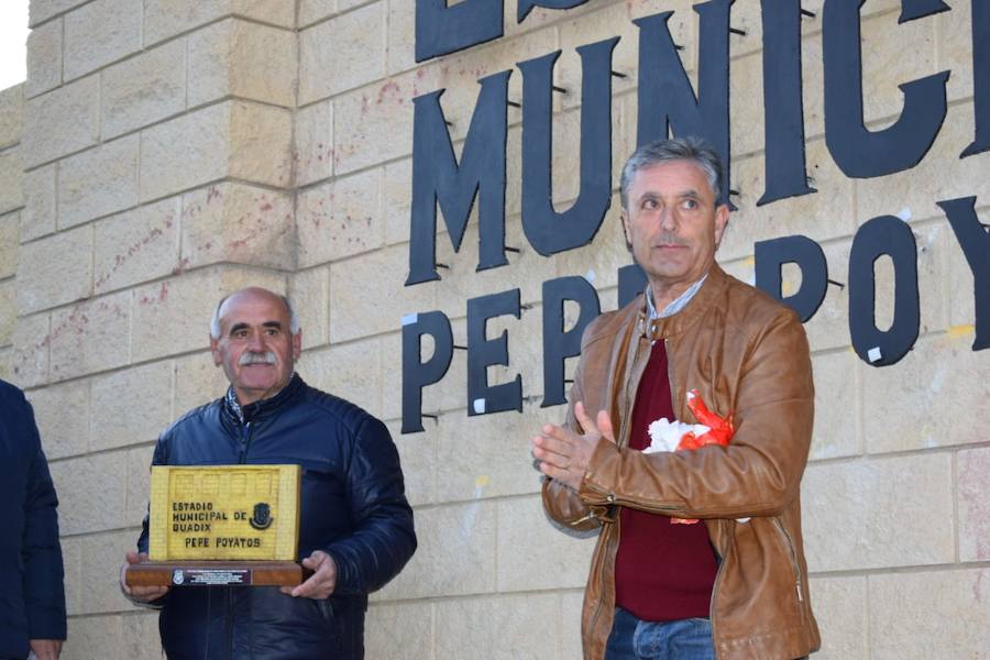 Familiares, amigos, familias compuesta por miembros de diferentes generaciones que han ido pasando por las instalaciones deportivas municipales, corporativos… Todos se han volcado esta tarde con Pepe Poyatos, trabajador municipal a cargo de las instalaciones deportivas municipales durante años que desde hoy da nombre al municipal accitano. 