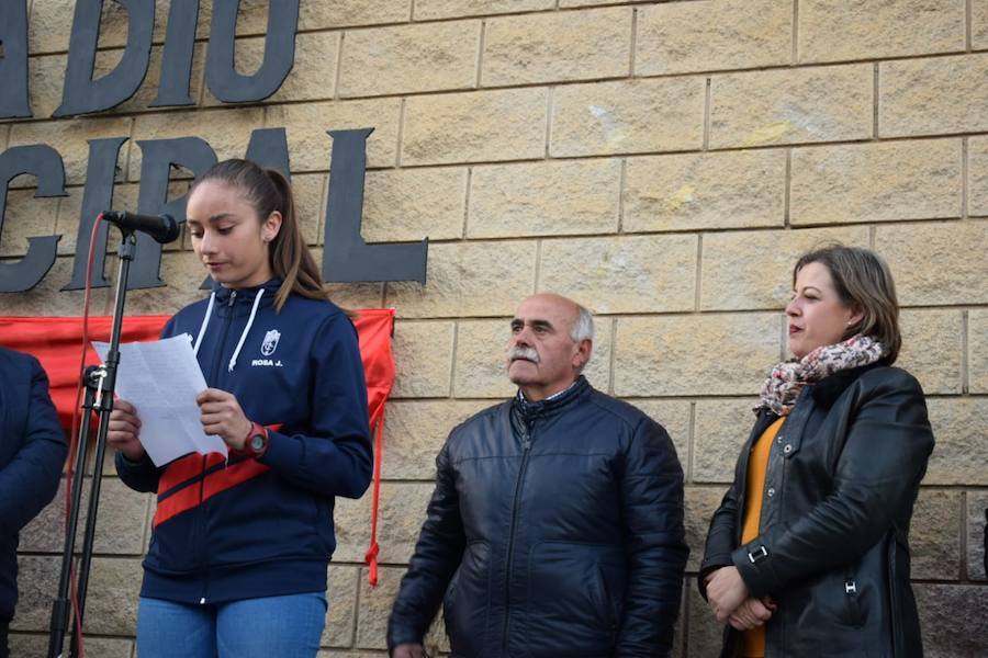 Familiares, amigos, familias compuesta por miembros de diferentes generaciones que han ido pasando por las instalaciones deportivas municipales, corporativos… Todos se han volcado esta tarde con Pepe Poyatos, trabajador municipal a cargo de las instalaciones deportivas municipales durante años que desde hoy da nombre al municipal accitano. 