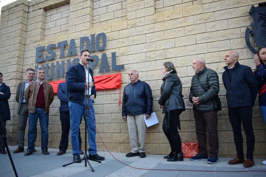 Familiares, amigos, familias compuesta por miembros de diferentes generaciones que han ido pasando por las instalaciones deportivas municipales, corporativos… Todos se han volcado esta tarde con Pepe Poyatos, trabajador municipal a cargo de las instalaciones deportivas municipales durante años que desde hoy da nombre al municipal accitano. 