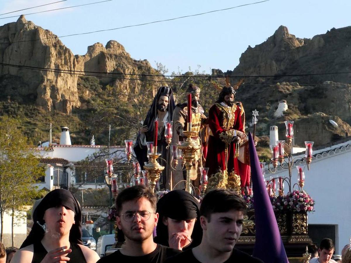 La Hermandad de Pasión y Rosario abrió la Semana Santa accitana. La corporación presentaba varios estrenos este año, la curz de guia, un tramo de nazarenos con el hábito de la hermandad y dos incensarios.