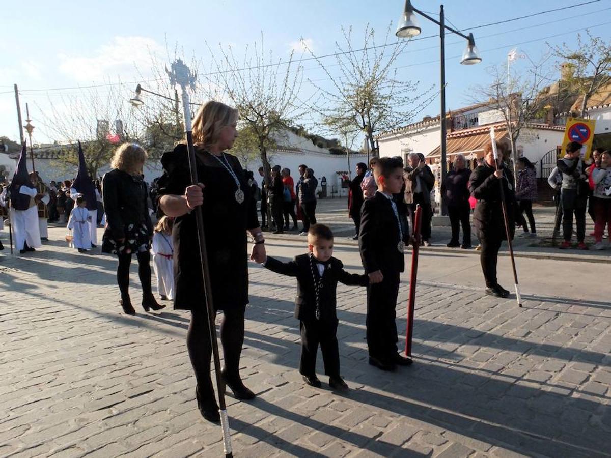 La Hermandad de Pasión y Rosario abrió la Semana Santa accitana. La corporación presentaba varios estrenos este año, la curz de guia, un tramo de nazarenos con el hábito de la hermandad y dos incensarios.