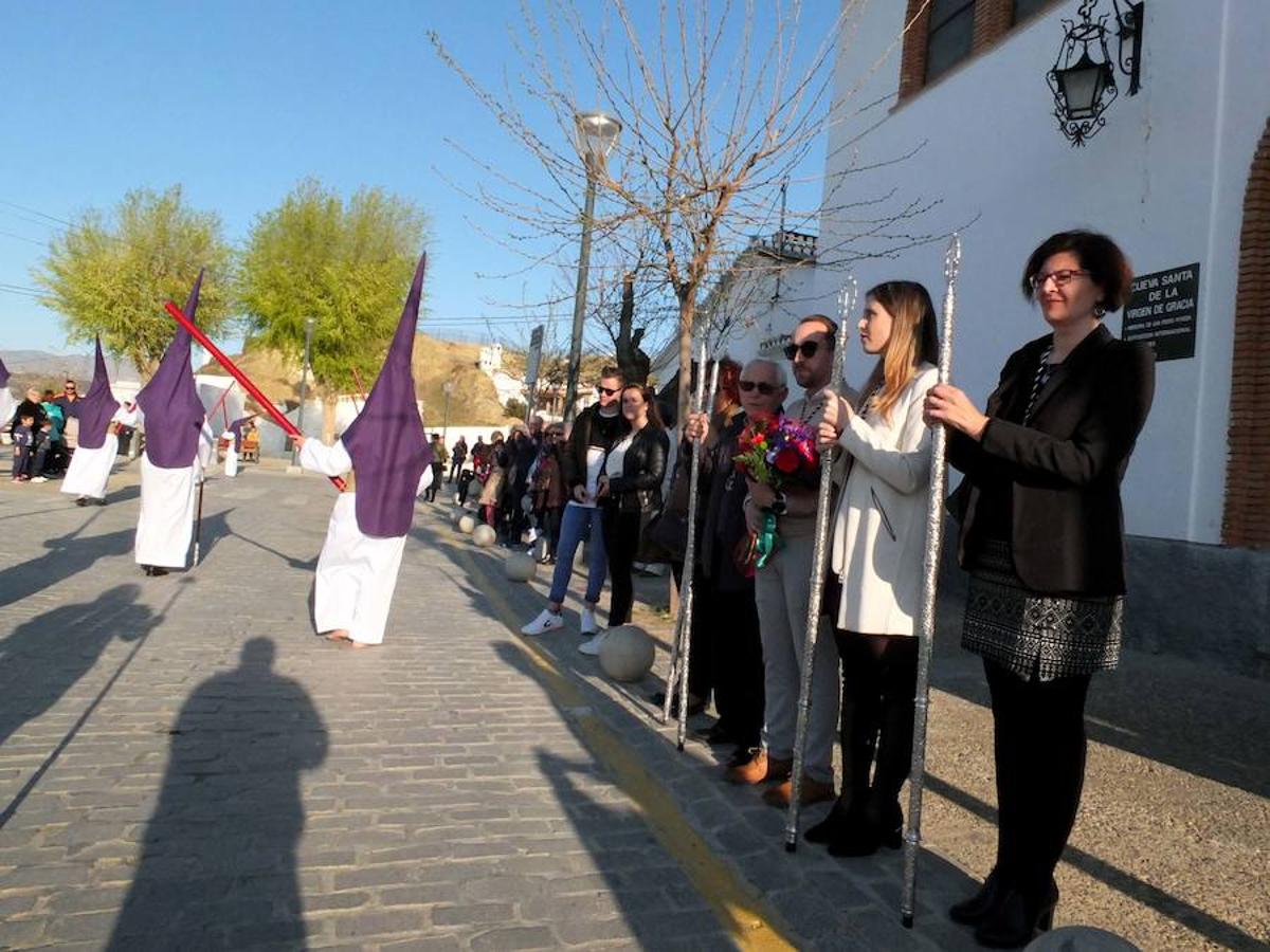 La Hermandad de Pasión y Rosario abrió la Semana Santa accitana. La corporación presentaba varios estrenos este año, la curz de guia, un tramo de nazarenos con el hábito de la hermandad y dos incensarios.