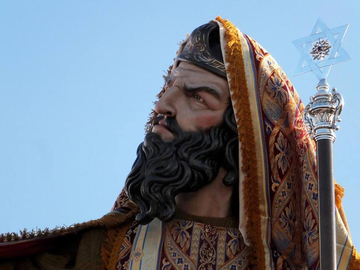 La Hermandad de Pasión y Rosario abrió la Semana Santa accitana. La corporación presentaba varios estrenos este año, la curz de guia, un tramo de nazarenos con el hábito de la hermandad y dos incensarios.