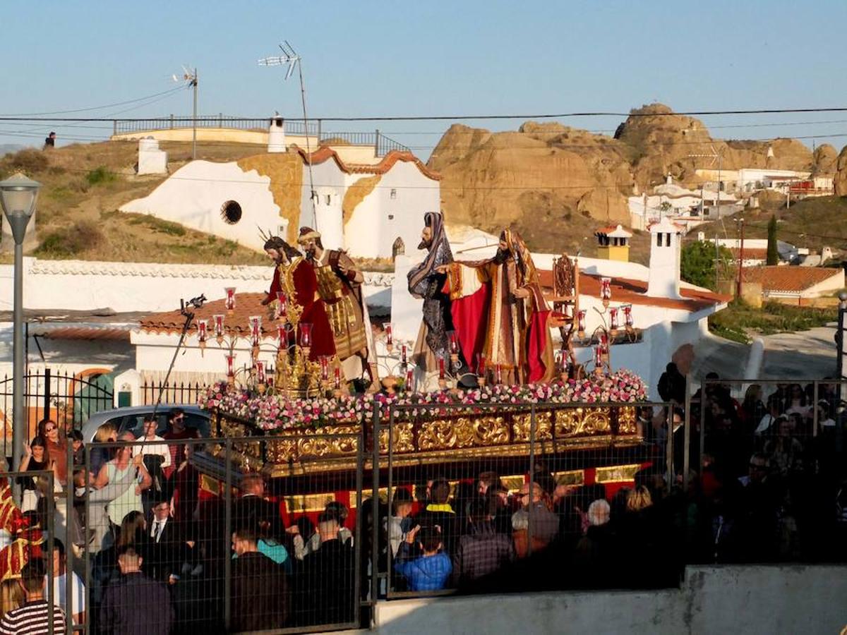 La Hermandad de Pasión y Rosario abrió la Semana Santa accitana. La corporación presentaba varios estrenos este año, la curz de guia, un tramo de nazarenos con el hábito de la hermandad y dos incensarios.
