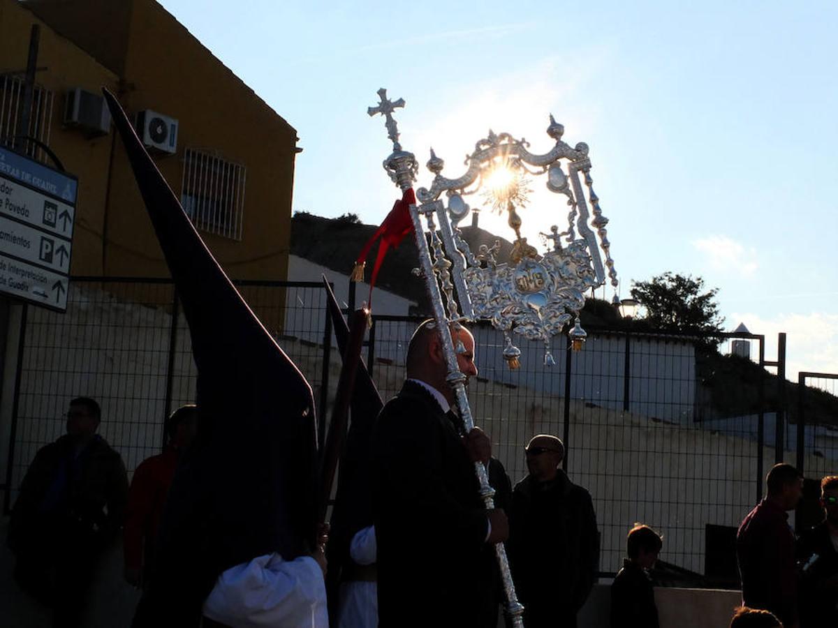 La Hermandad de Pasión y Rosario abrió la Semana Santa accitana. La corporación presentaba varios estrenos este año, la curz de guia, un tramo de nazarenos con el hábito de la hermandad y dos incensarios.