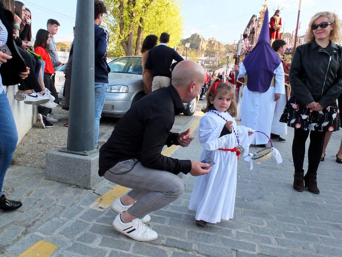 La Hermandad de Pasión y Rosario abrió la Semana Santa accitana. La corporación presentaba varios estrenos este año, la curz de guia, un tramo de nazarenos con el hábito de la hermandad y dos incensarios.