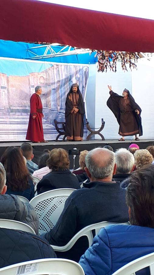 Todo el pueblo de Lanteira se involucra en la representación de La Pasión, ya sea como actores o técnicos. 